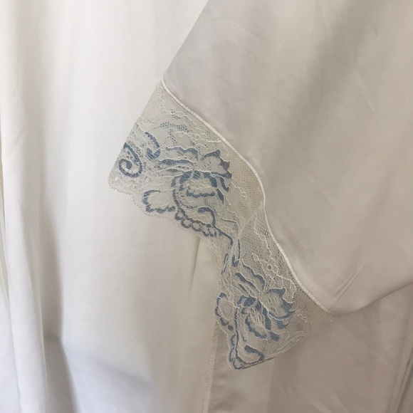 The Mrs. Robe - Picture 2 of 4